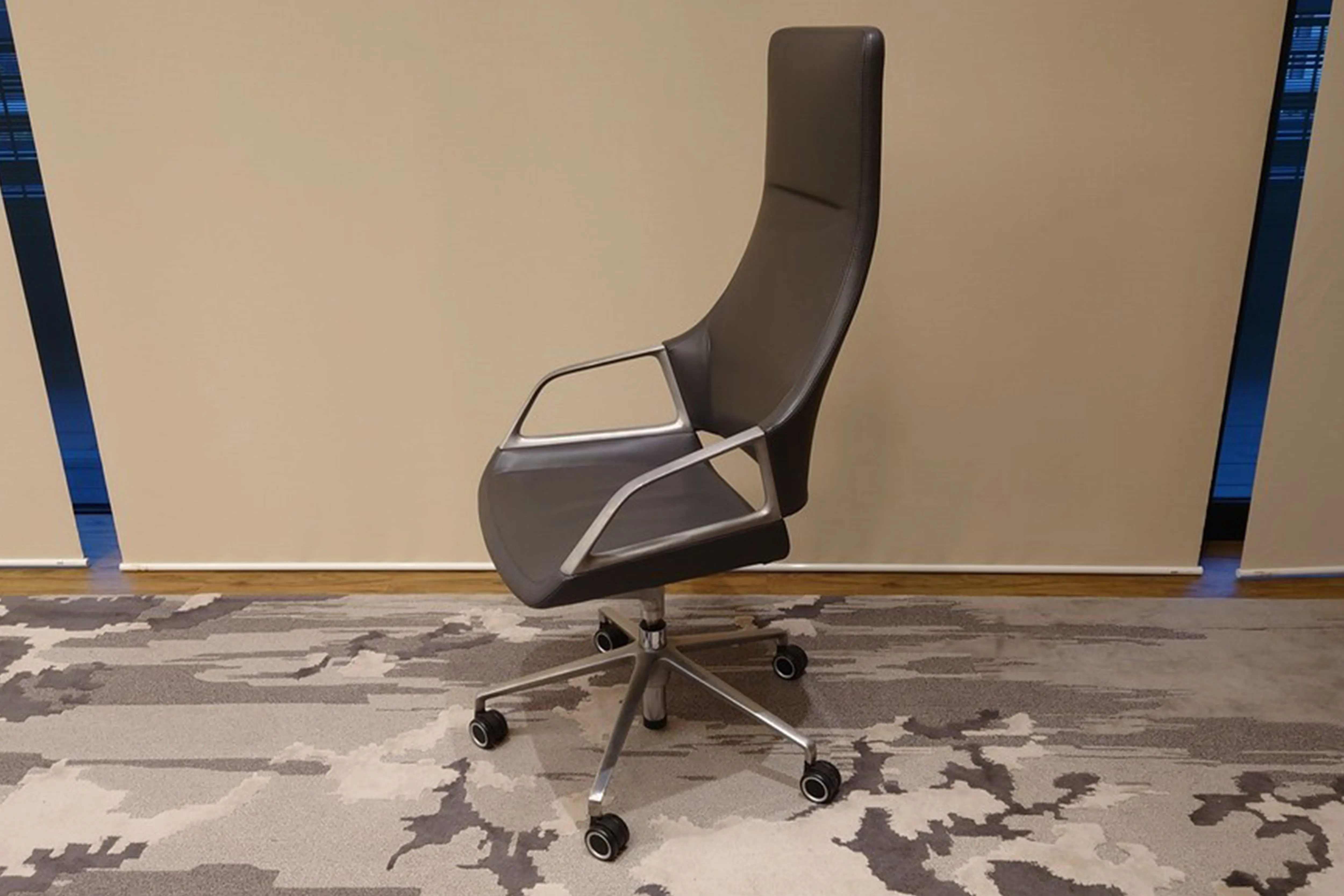 椅子5 本脚の写真